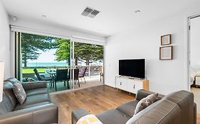 Luxury Breeze Beachfront Apartment